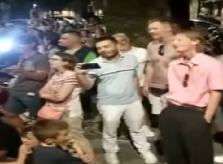 Francesco Guccini, gente canta le sue canzoni in via Paolo Fabbri 43