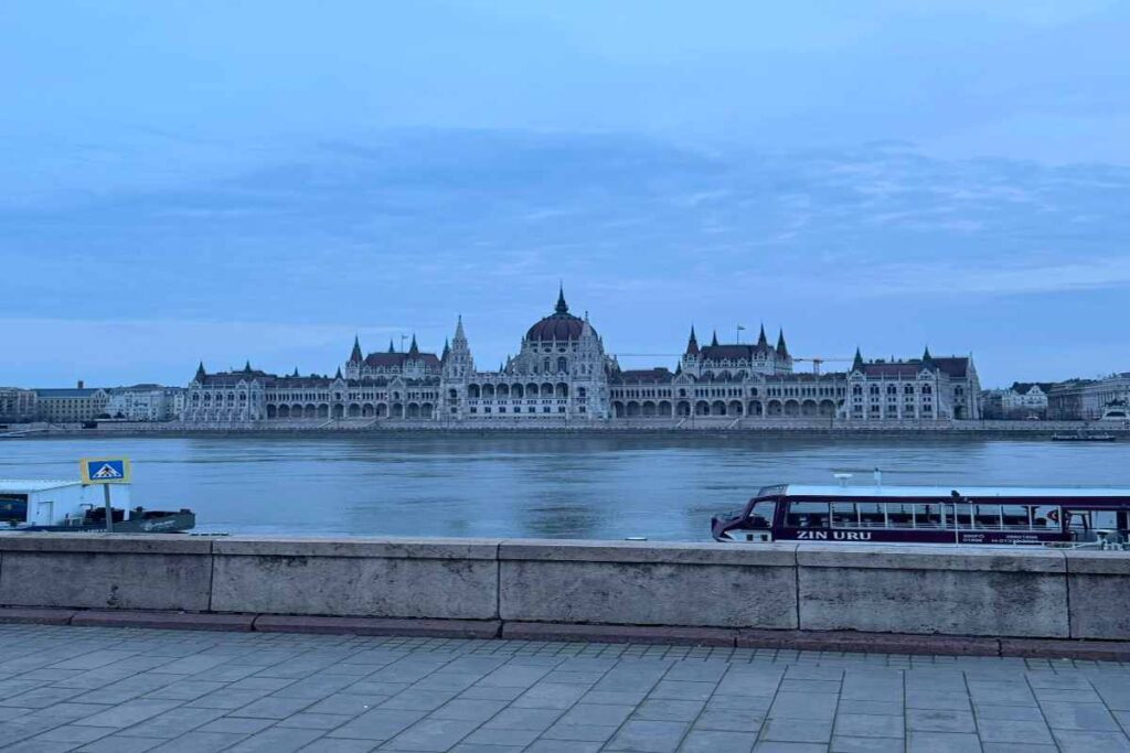 A Budapest poca acqua nel Danubio per siccità: cala la produzione di elettricità, Parlamento al buio per risparmiare