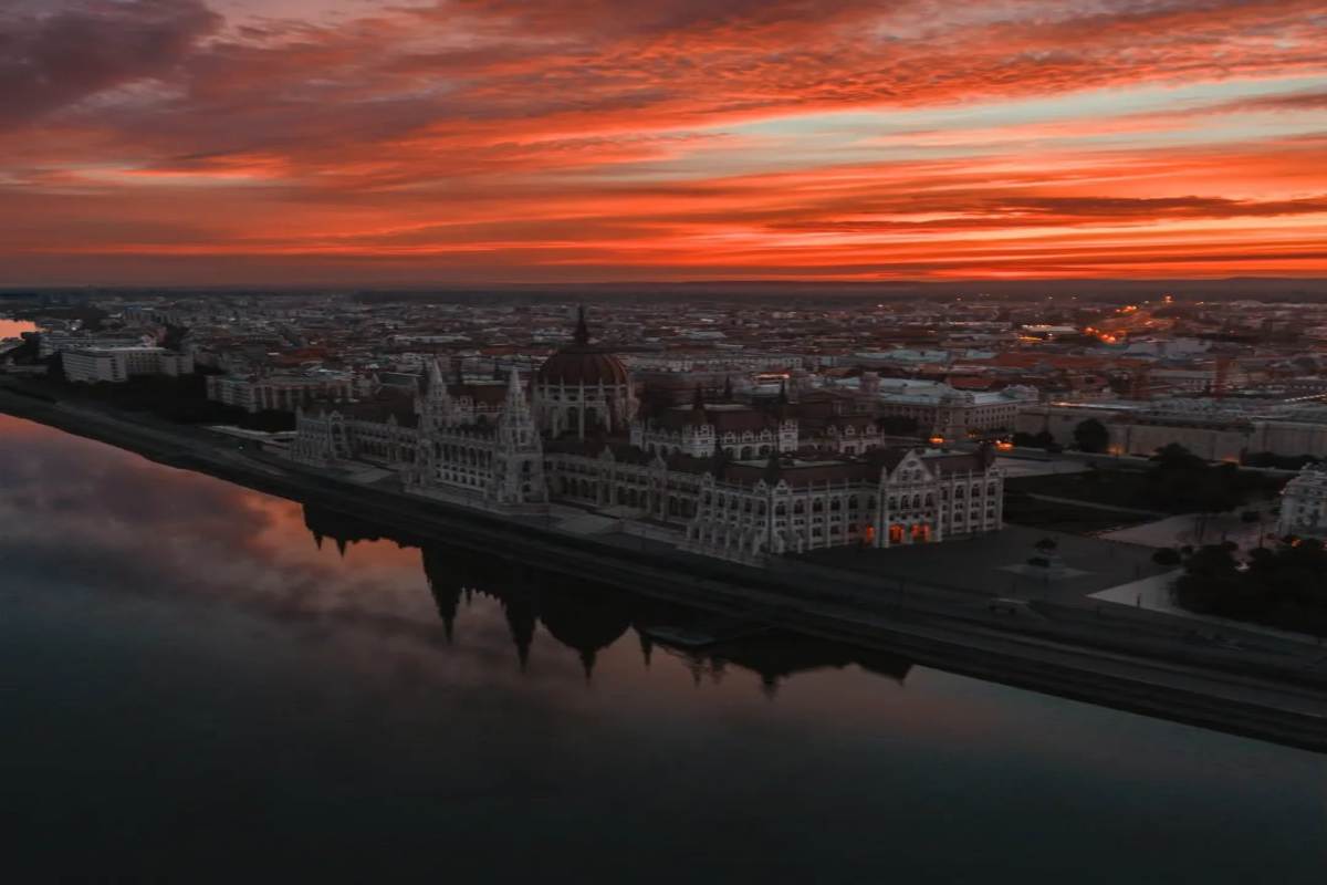 A Budapest poca acqua nel Danubio per siccità: cala la produzione di elettricità, Parlamento al buio per risparmiare