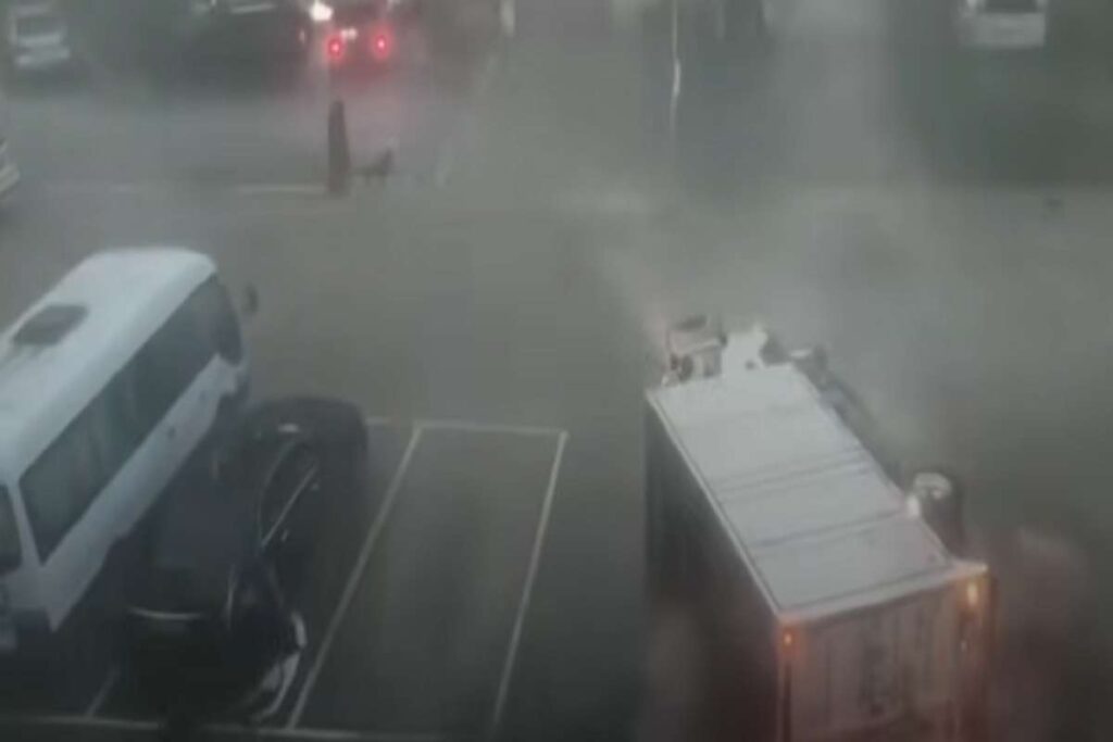 Il video del camion che si ribalta su un fianco in Cina a causa del tifone Dolphin