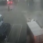 Il video del camion che si ribalta su un fianco in Cina a causa del tifone Dolphin