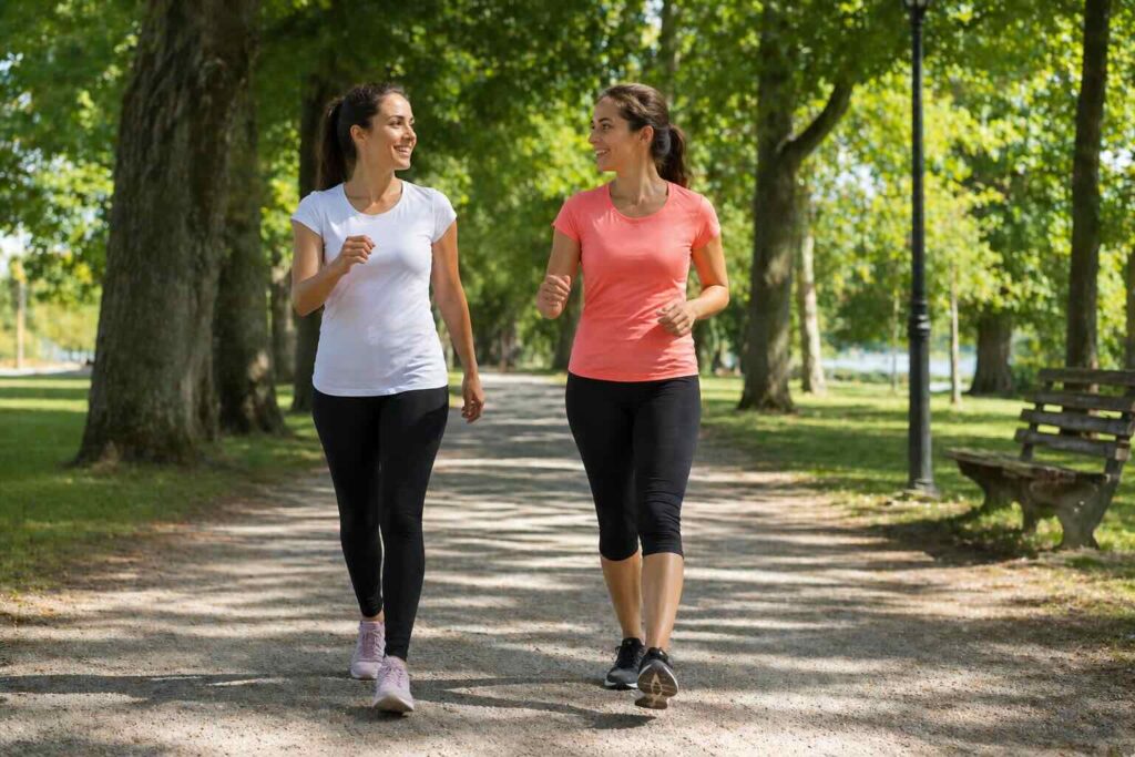 due donne camminano in un parco