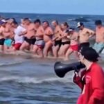 Il video della catena umana di bagnanti che ha permesso di salvare dalle onde un bimbo di 2 anni e suo padre