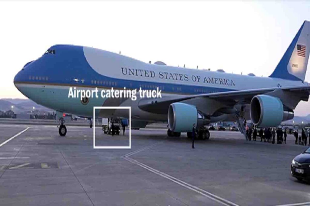 Rischio attentato, Trump lasciò il vertice Nato non sull'Air Force One: "Trasportato col camion del catering in un altro aereo"
