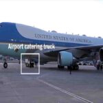Rischio attentato, Trump lasciò il vertice Nato non sull'Air Force One: "Trasportato col camion del catering in un altro aereo"