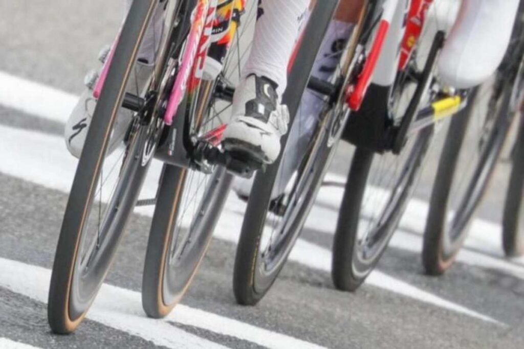 Un gruppo di ciclisti