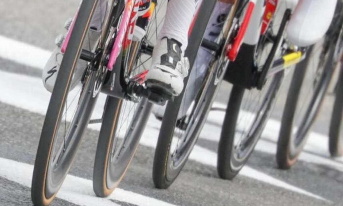 Un gruppo di ciclisti