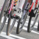 Un gruppo di ciclisti