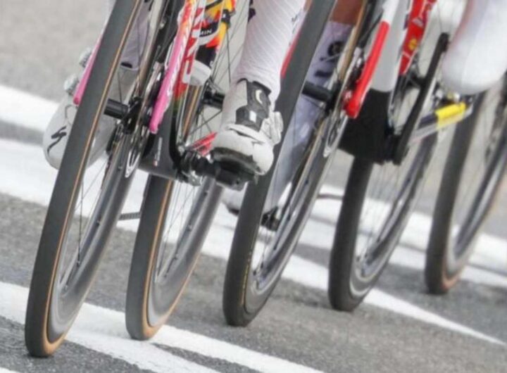 Un gruppo di ciclisti