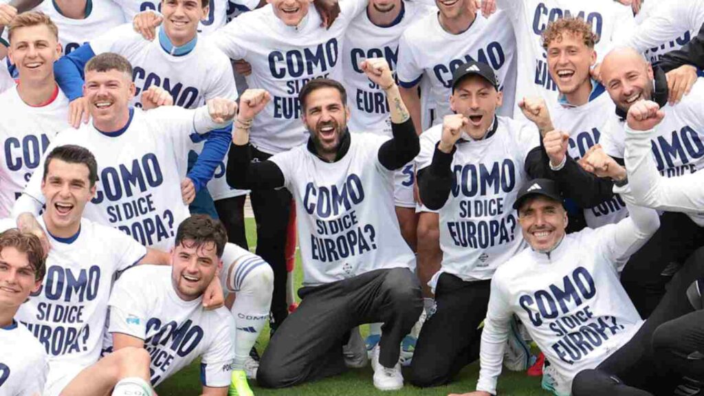Giocatori del Como festeggiano la Champions