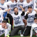 Giocatori del Como festeggiano la Champions