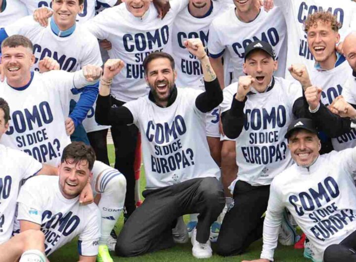 Giocatori del Como festeggiano la Champions