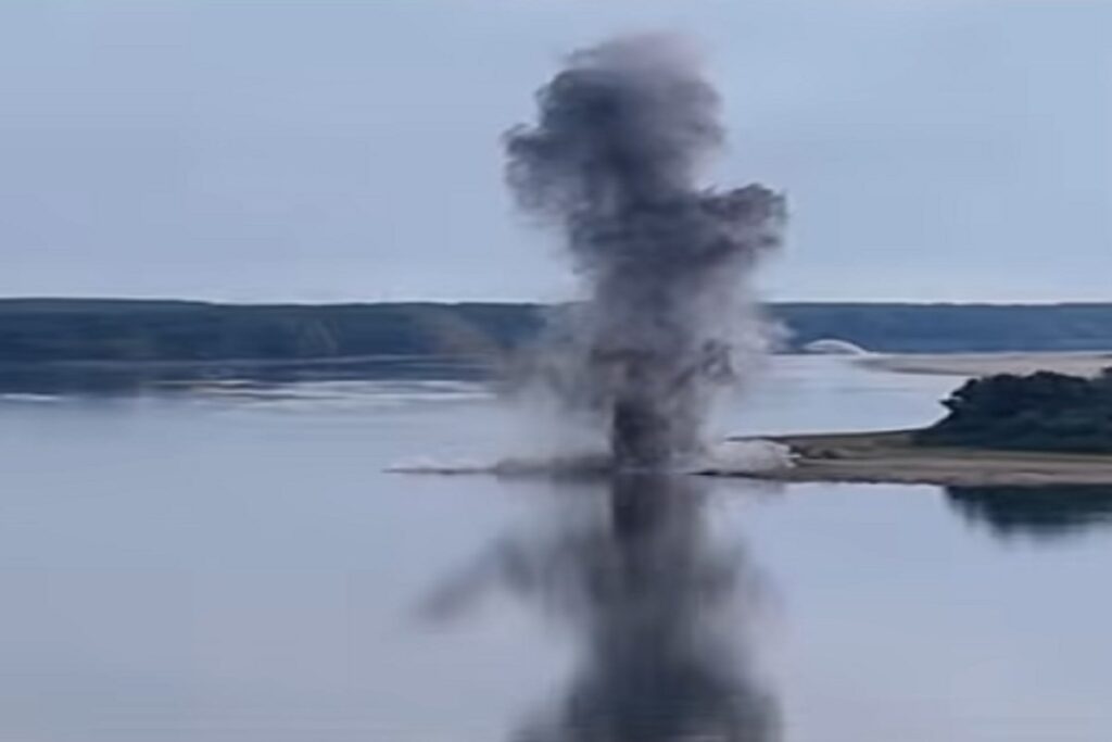 Danubio ai minimi nell'Est Europa, il video delle esplosioni controllate in Romania per deviare il fiume