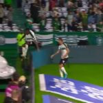 Il video del difensore brasiliano che dopo aver segnato festeggia e cade nella fossa di accesso agli spogliatoi