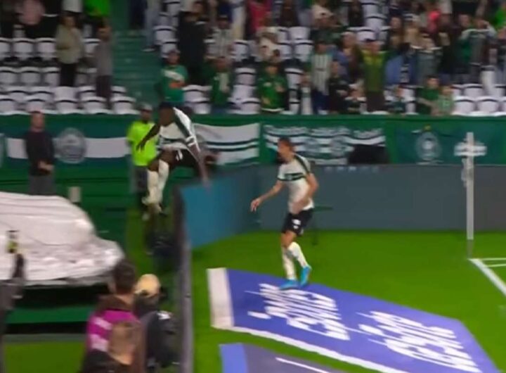 Il video del difensore brasiliano che dopo aver segnato festeggia e cade nella fossa di accesso agli spogliatoi