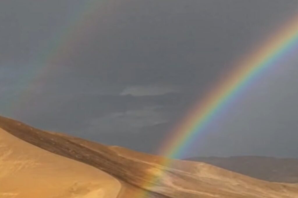 Doppio arcobaleno nel deserto