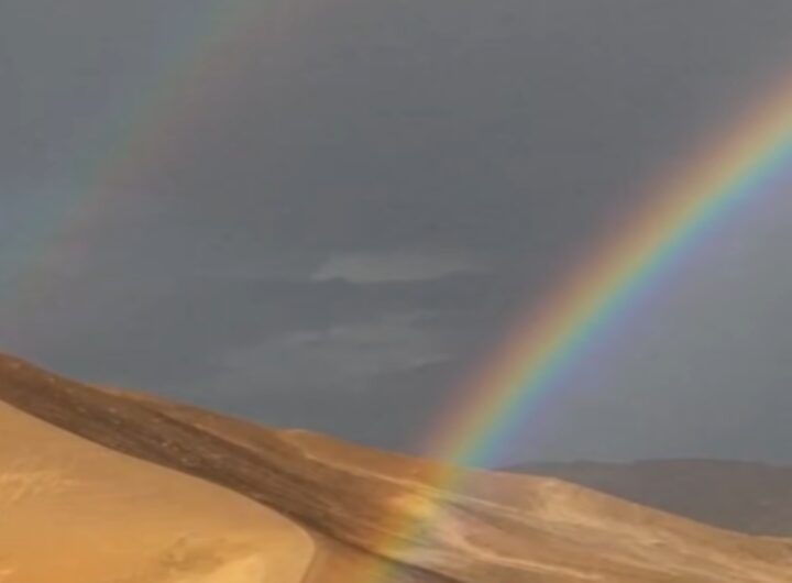 Doppio arcobaleno nel deserto