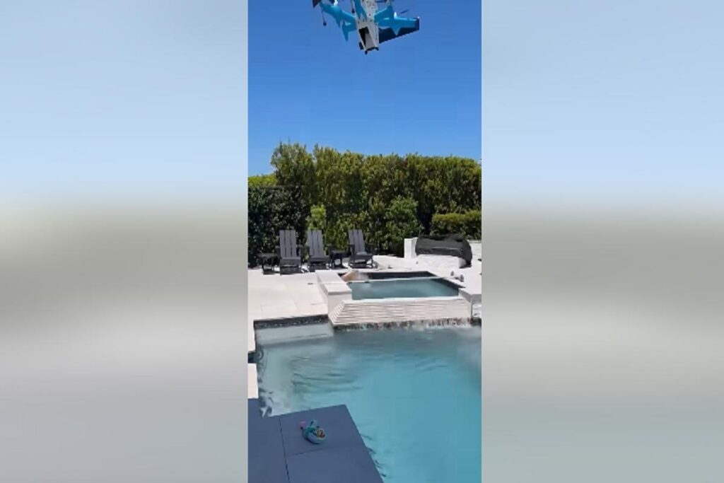Il video del drone Amazon che consegna il pacco facendolo cadere nella piscina