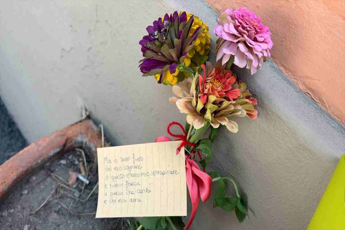I fiori lasciati in ricordo di Guccini