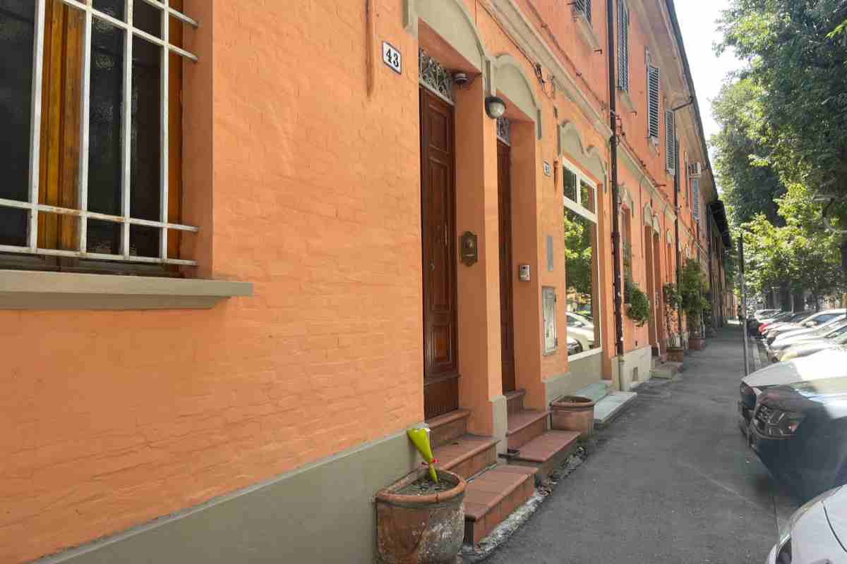 In via Paolo Fabbri a Bologna, le canzoni di Guccini risuonano a tutto volume mentre i cittadini lasciano mazzi di fiori e biglietti, immagine di approfondimento