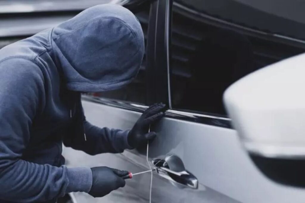 Un uomo tenta di rubare un'auto