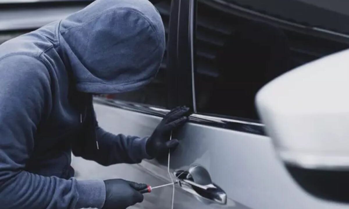 Un uomo tenta di rubare un'auto