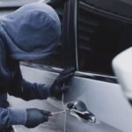 Un uomo tenta di rubare un'auto