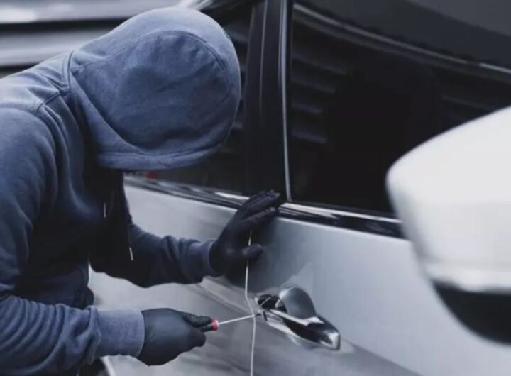 Un uomo tenta di rubare un'auto