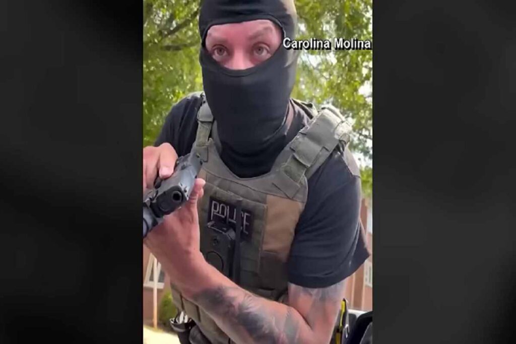 Il video dell'agente dell'Ice che punta la pistola in faccia ad un'automobilista