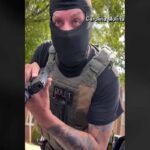 Il video dell'agente dell'Ice che punta la pistola in faccia ad un'automobilista