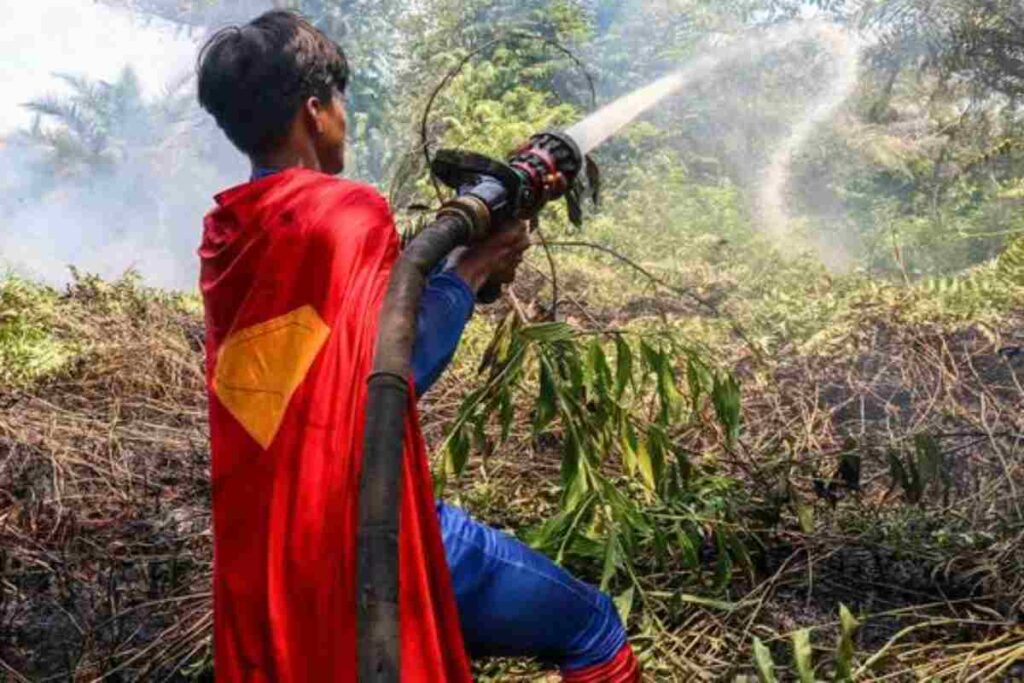 Spegne gli incendi vestito da Superman