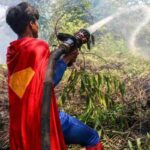 Spegne gli incendi vestito da Superman