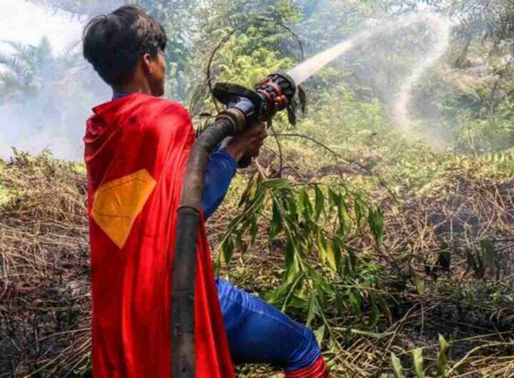 Spegne gli incendi vestito da Superman
