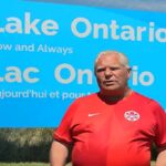 Il video del Canada che risponde alla provocazione di Trump con il cartello con su scritto "Lago Ontario"