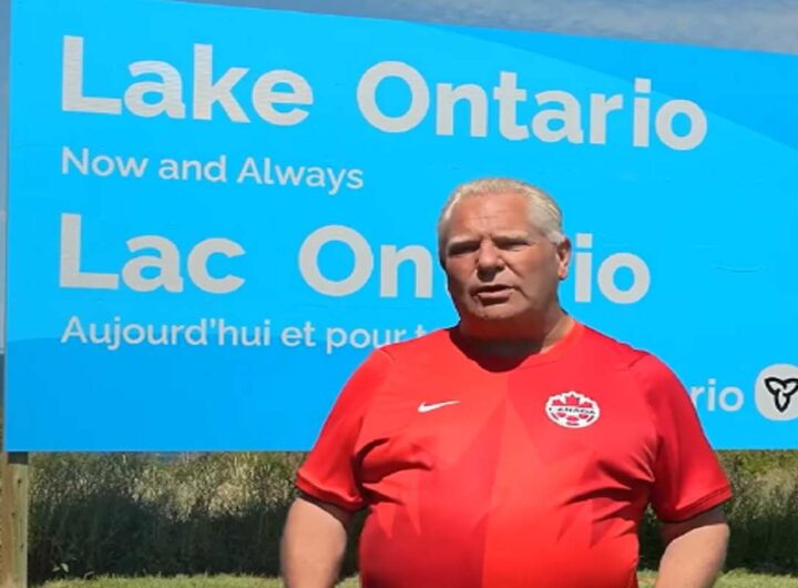 Il video del Canada che risponde alla provocazione di Trump con il cartello con su scritto "Lago Ontario"