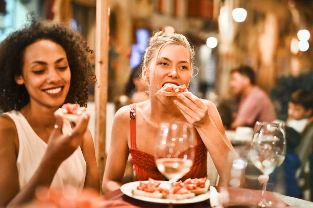 due amiche mangiano insieme