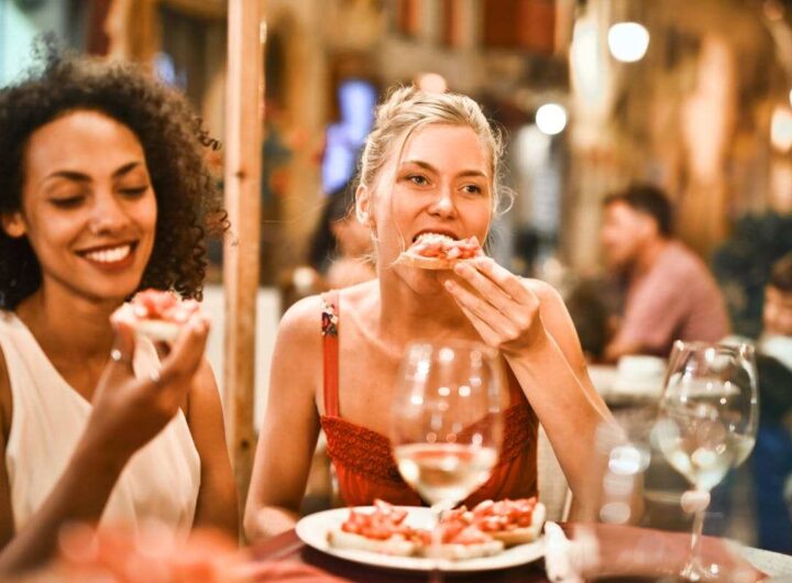 due amiche mangiano insieme
