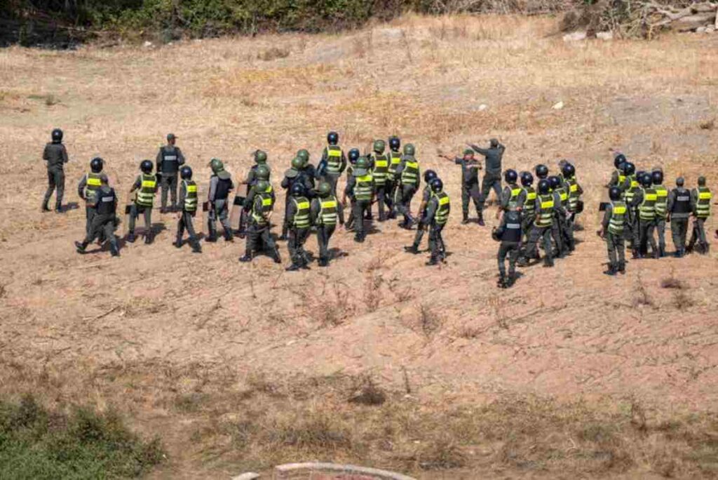 Soldati marocchini alla frontiera di Ceuta