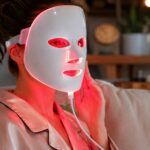 una donna fa skincare con una maschera led