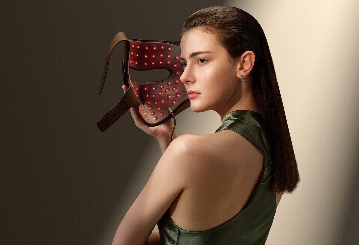 una donna che sta per mettere una maschera Led
