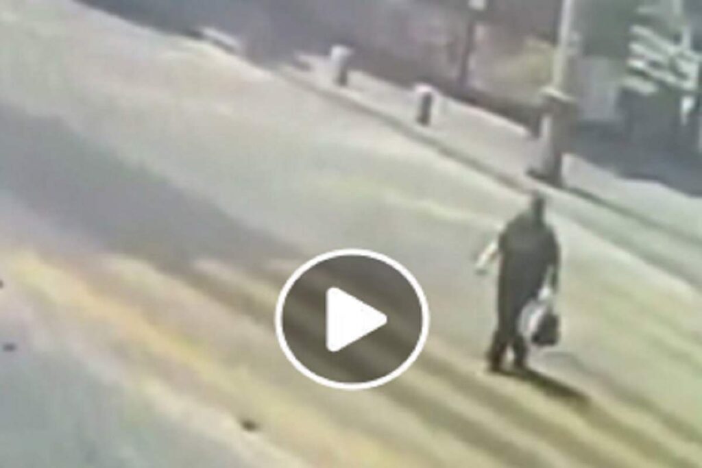 Il video della donna che a Napoli viene investita da uno scooter mentre attraversa sulle strisce