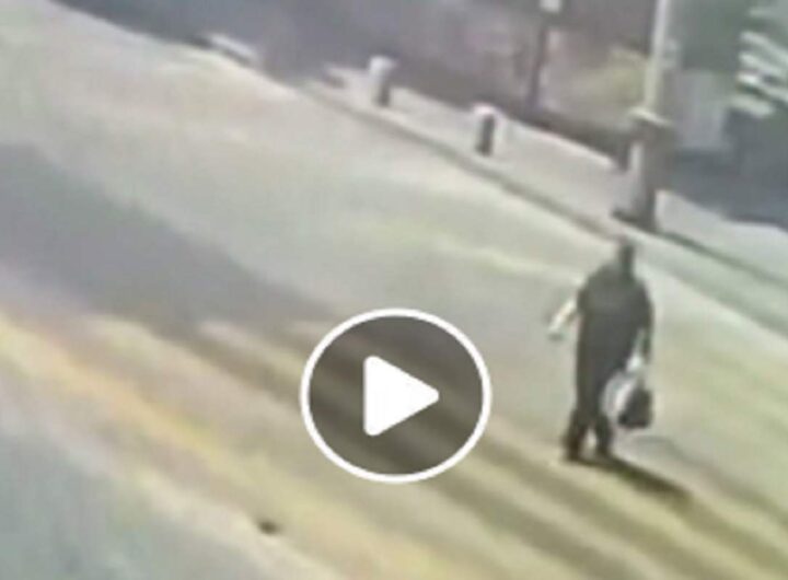 Il video della donna che a Napoli viene investita da uno scooter mentre attraversa sulle strisce