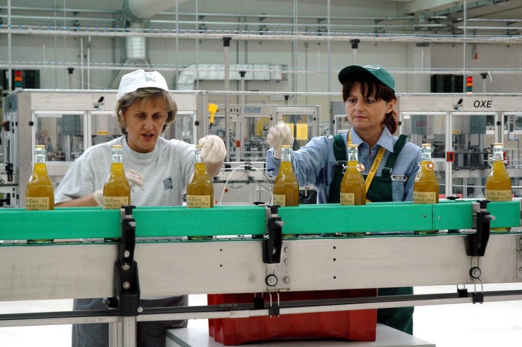 operaie al lavoro