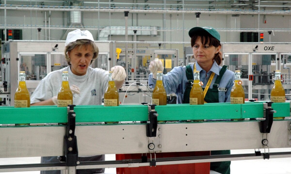 operaie al lavoro