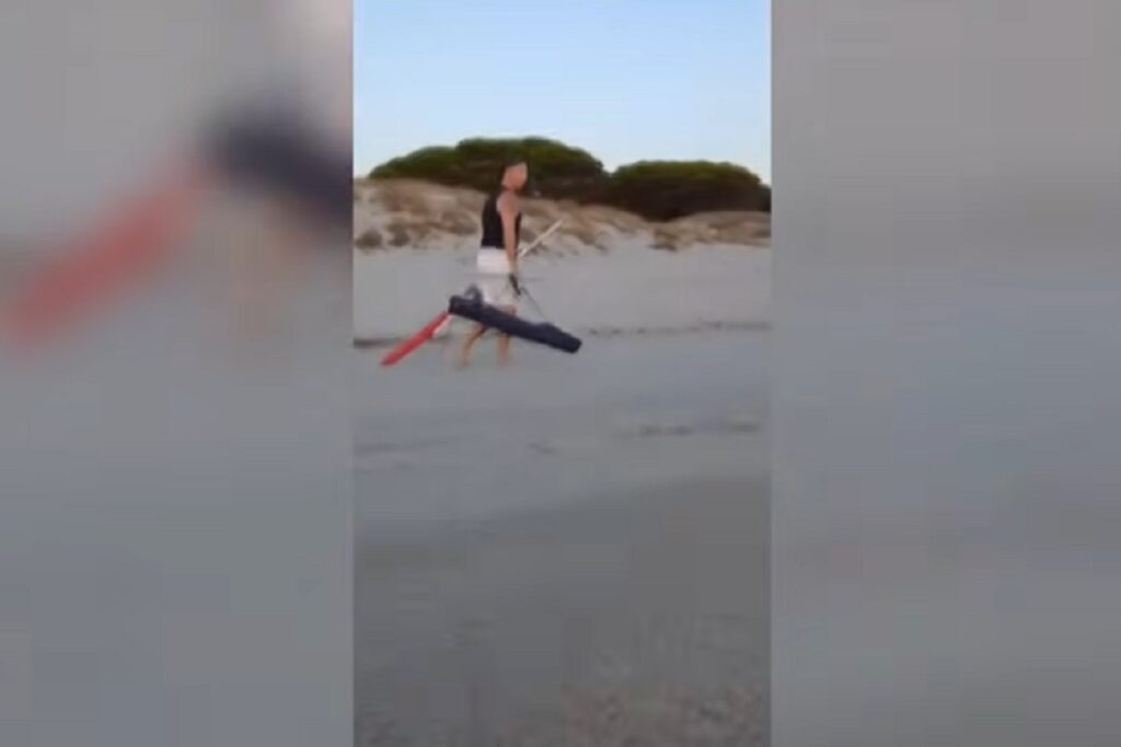 ll video dell'operaio che in Sardegna sdradica gli ombrelloni lasciati in spiaggia di notte per occupare il posto