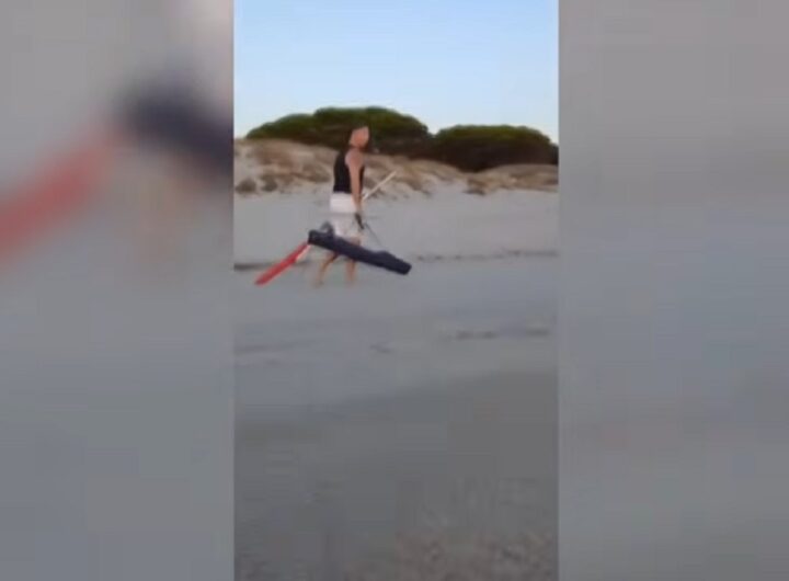 ll video dell'operaio che in Sardegna sdradica gli ombrelloni lasciati in spiaggia di notte per occupare il posto