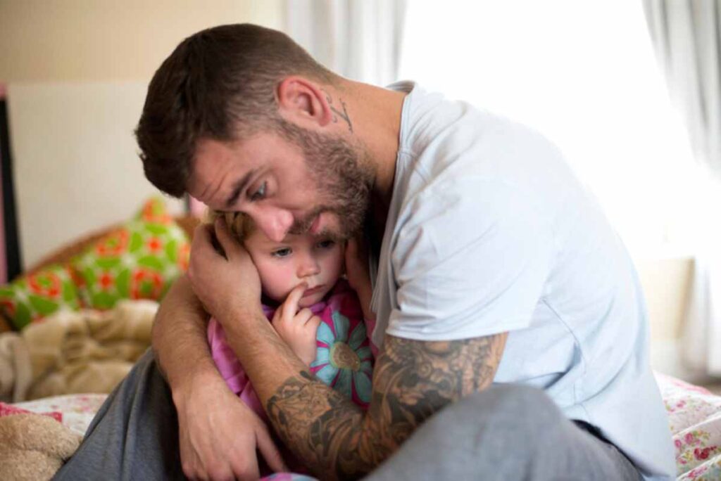 Un padre abbraccia il figlio
