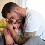 Un padre abbraccia il figlio
