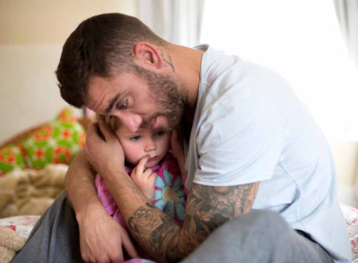 Un padre abbraccia il figlio