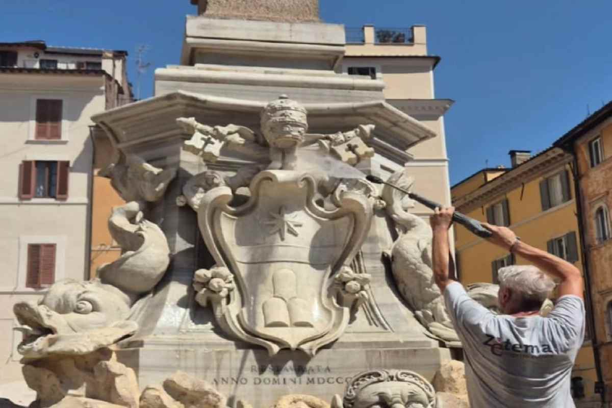 Rimossa la patina gialla sulla fontana della Rotonda al Pantheon